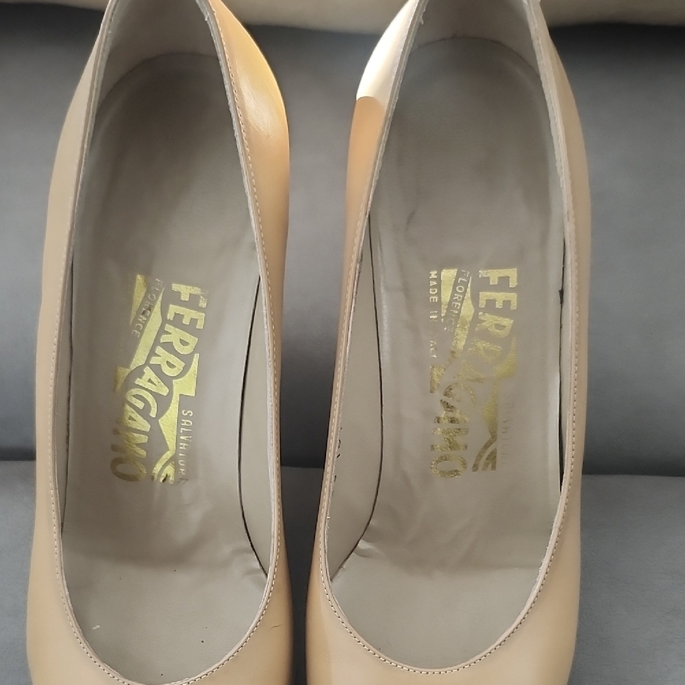 Salvatore Ferragamo Beige Leather Pointed-Toe Pumps - Picture 2 of 11